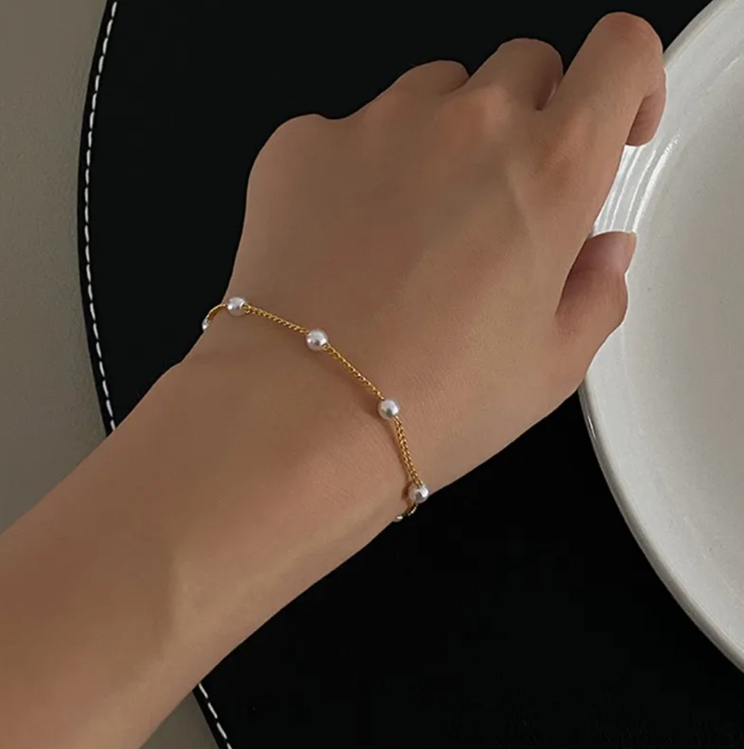 18 karats guldpläterat armband med flera pärlor