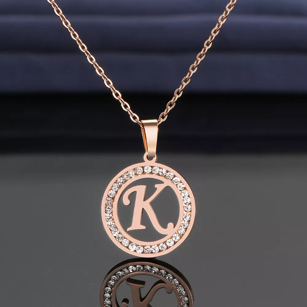 Initialhalsband i 18K guld/rosépläterat och 925 silver med kristall och rhinestone