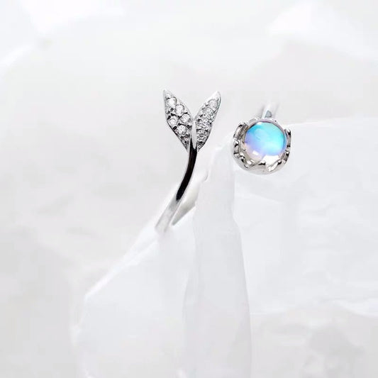 Adjustable dolphin tail ring