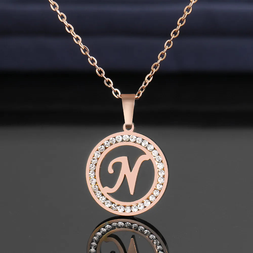 Initialhalsband i 18K guld/rosépläterat och 925 silver med kristall och rhinestone