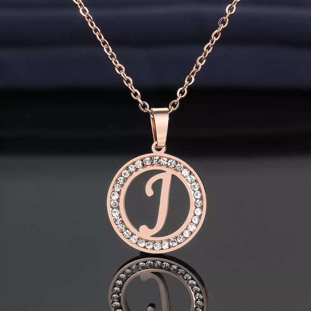 Initialhalsband i 18K guld/rosépläterat och 925 silver med kristall och rhinestone