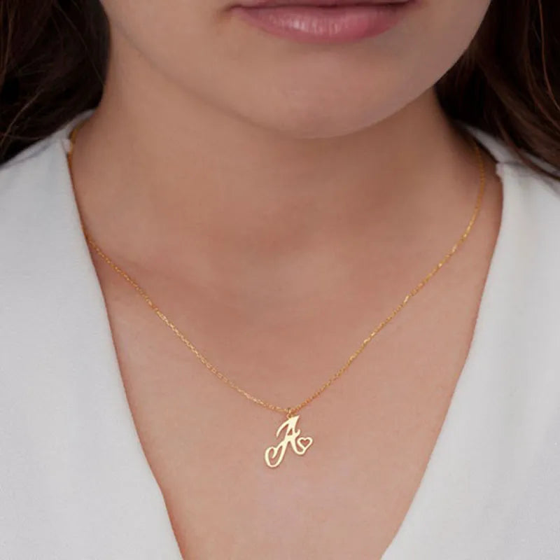 Minimalistiskt initialhalsband med elegant 18 karats guldpläterat hjärta