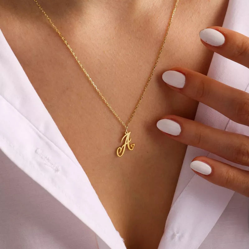 Minimalistiskt initialhalsband med elegant 18 karats guldpläterat hjärta